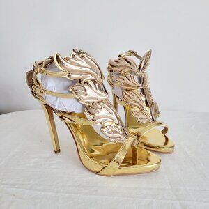 GIUSEPPE ZANOTTI . Gold suede sandals.